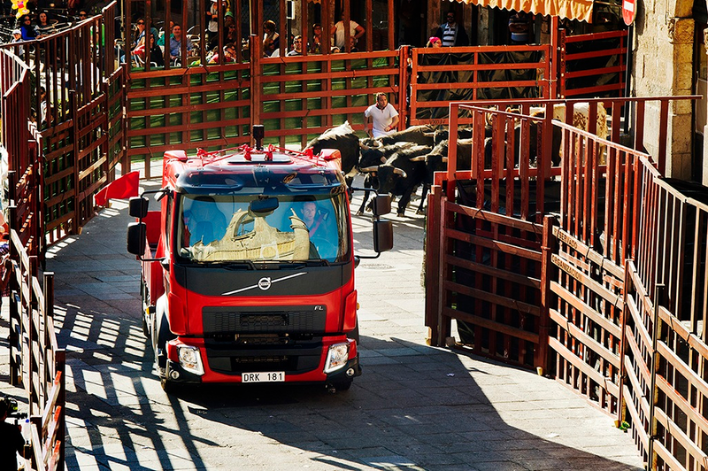Illustration for article titled Viral Video: New Volvo FL Chased By Bulls